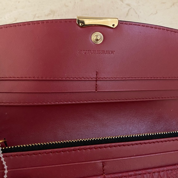 💎 BURBERRY Embossed Check Grain Porter Wallet 👄 - Picture 3 of 5